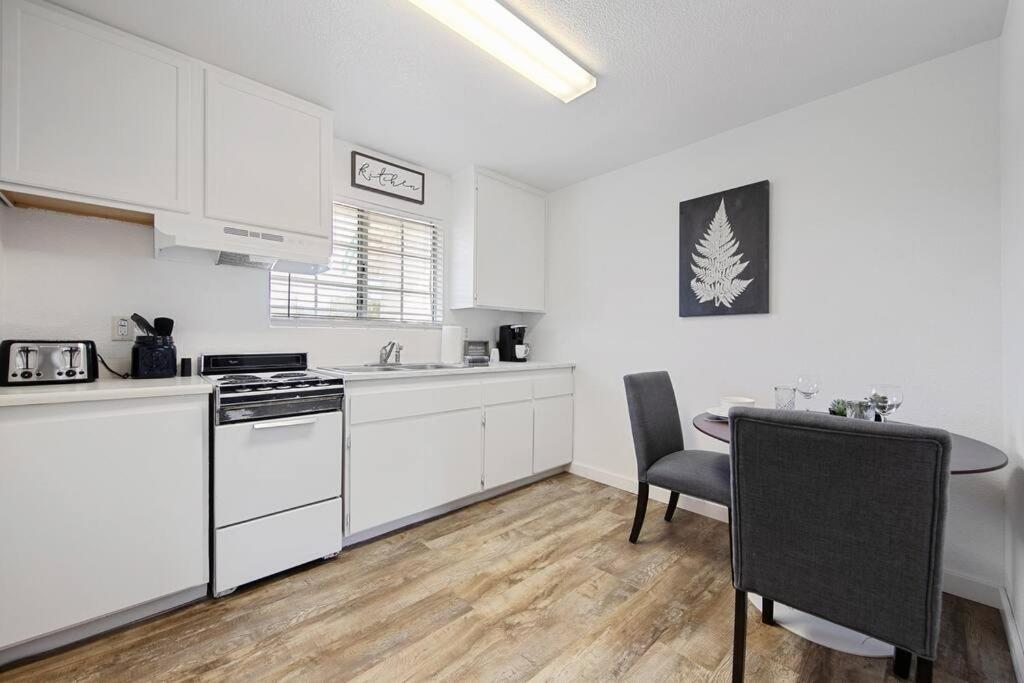 Апартаменты Couples Studio 1 W Full Kitchen Окхерст Экстерьер фото